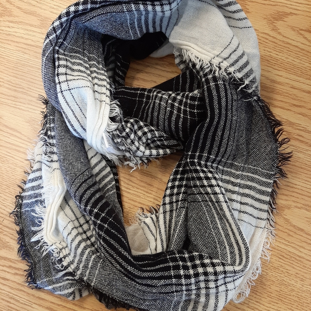 NWOT Black and white plaid scarf